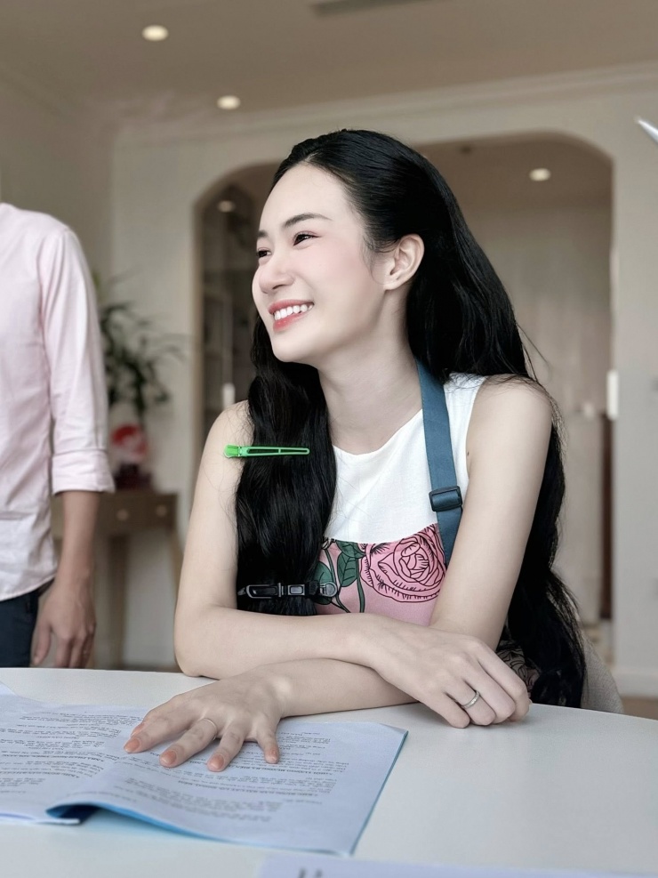 Đây là bộ phim chính luận đầu tiên Thành Huế tham gia nhưng lại là bộ phim thứ 5 cô góp mặt trên sóng giờ vàng sau: "Món quà của cha", "Biệt dược đen", "Độc đạo" và "Cha tôi người ở lại".&nbsp;