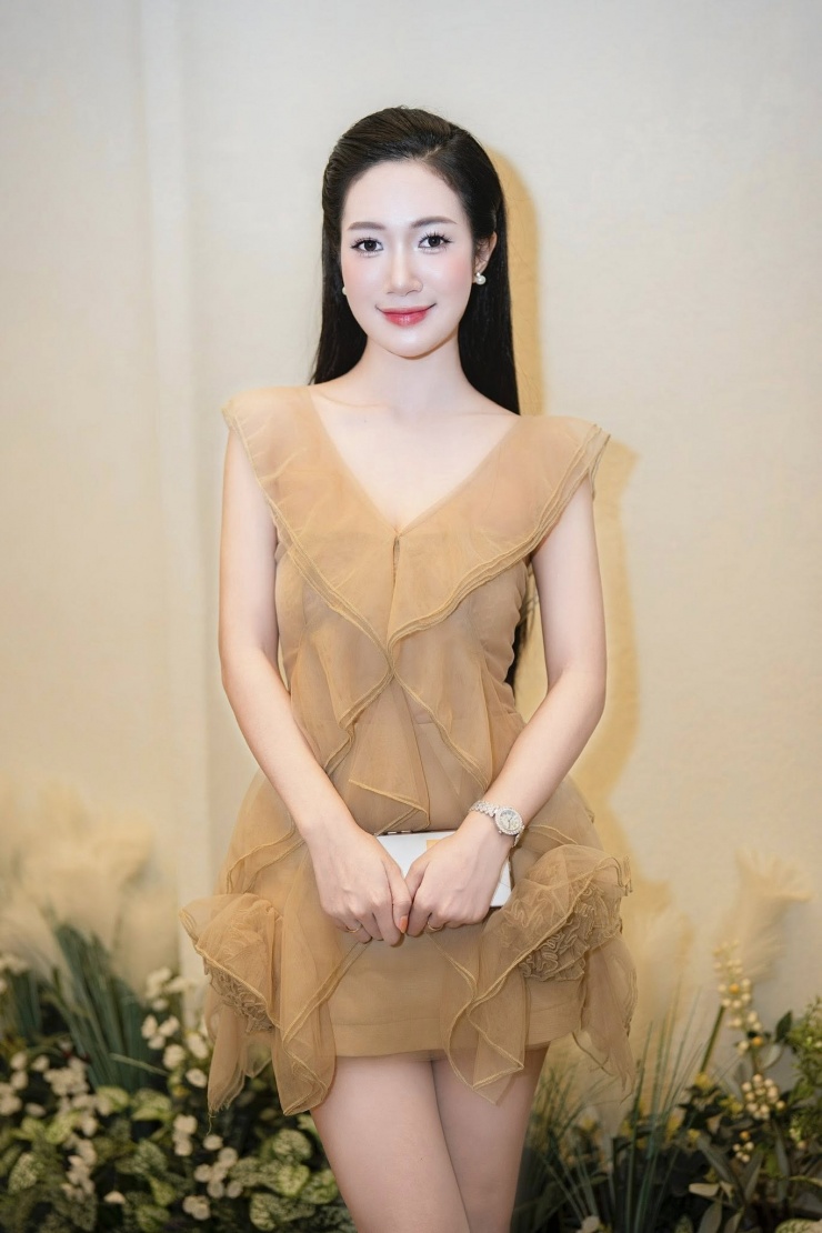 &nbsp;Thanh Huế kém bạn diễn Mạnh Trường tới 16 tuổi nhưng diễn xuất tự nhiên với đàn anh.&nbsp;