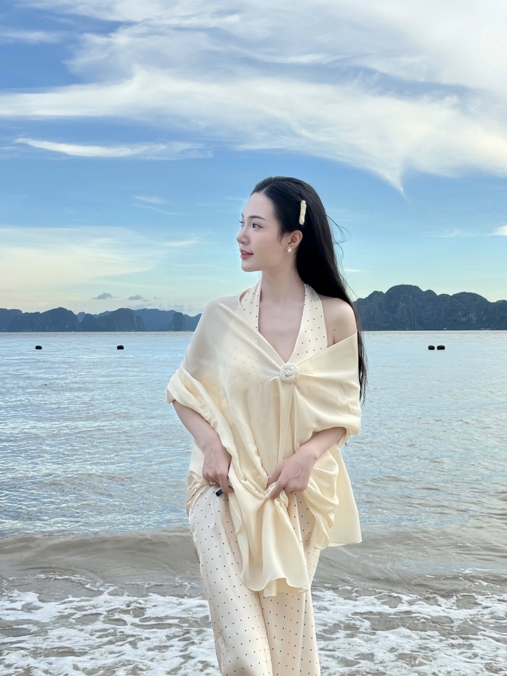 Ngoài đời, nữ diễn viên 24 tuổi chuộng phong cách nhẹ nhàng, nữ tính. &nbsp;