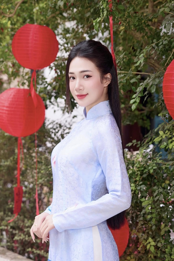 Nữ diễn viên sinh năm 2001, quê Bắc Ninh. Cô là sinh viên của lớp Diễn viên kịch - điện ảnh - truyền hình do NSND Trung Anh làm chủ nhiệm. Tuy nhiên trong "Lằn ranh", Thanh Huế lại không có cảnh nào diễn chung với thầy Trung Anh.&nbsp;