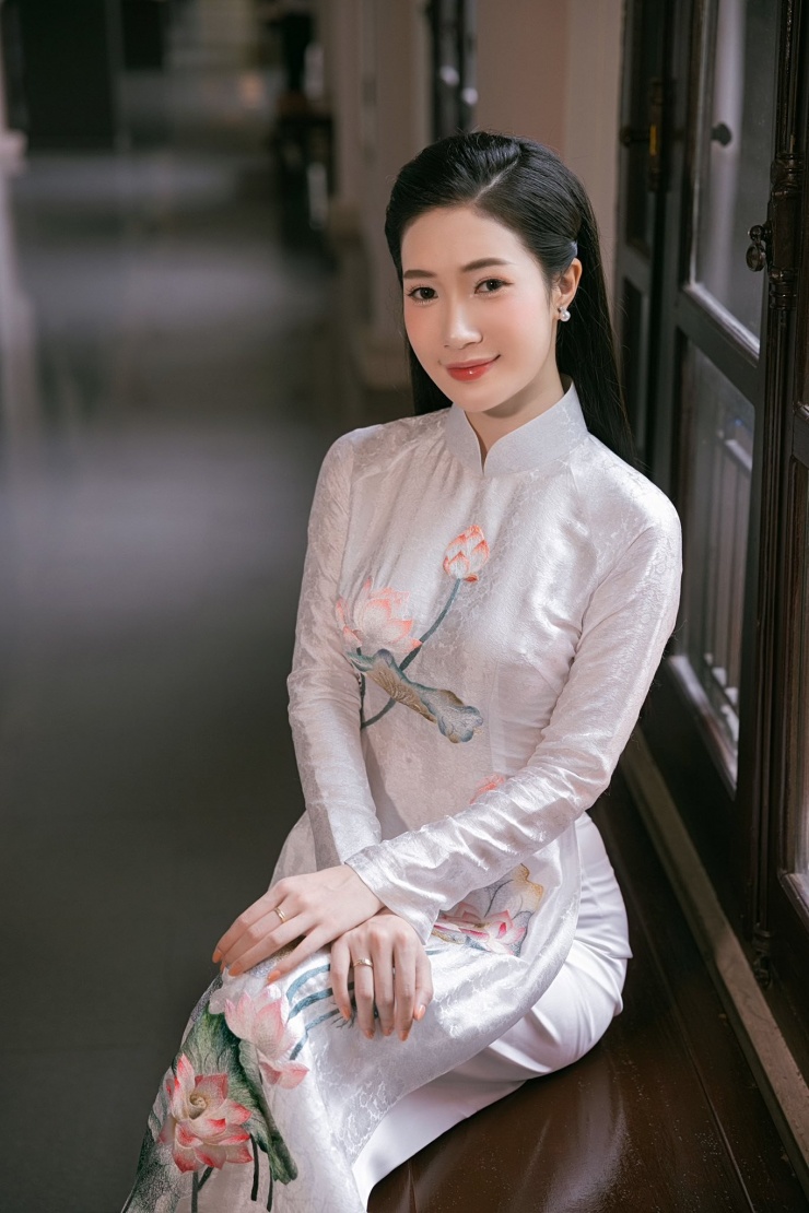 Thanh Huế chuộng phong cách truyền thống với áo dài và mái tóc dài thẳng tự nhiên.&nbsp;