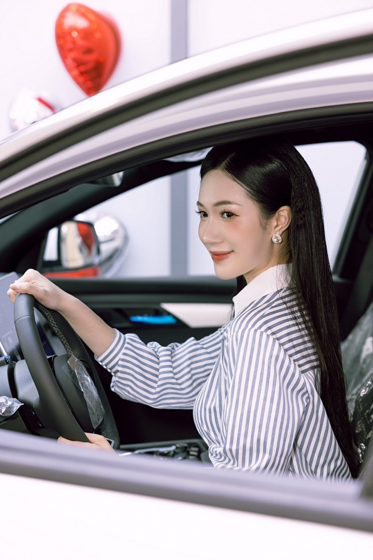 Dù mới đóng phim không lâu nhưng Thanh Huế đã có thể tự sắm ô tô cho riêng mình.&nbsp;