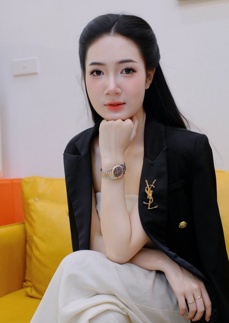 Việc góp mặt trong nhiều dự án phim giờ vàng giúp nữ diễn viên được nhiều nhãn hàng chú ý và mời quảng cáo.&nbsp;