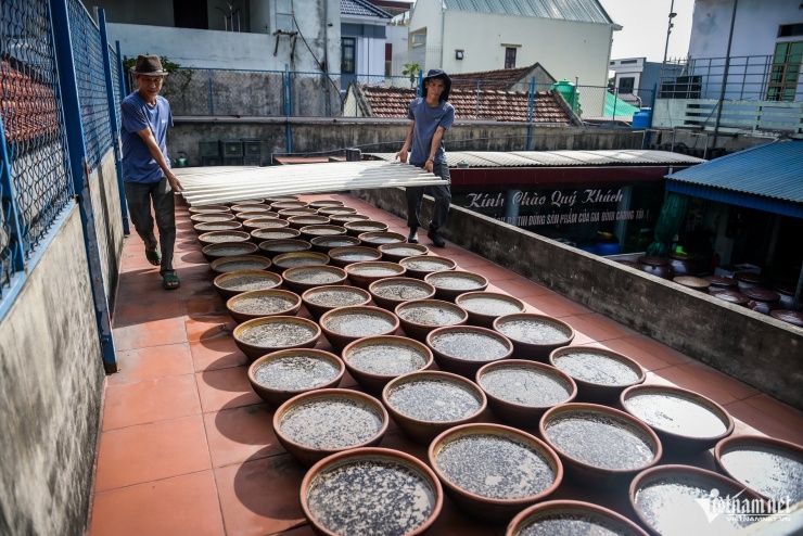 Người dân Ninh Bình tất bật làm nước mắm phục vụ thị trường Tết - 3