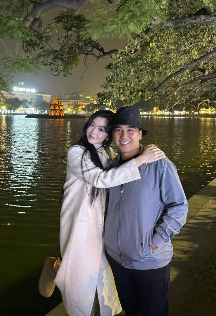 Sao Việt ngày 13/12: MC Quyền Linh viết: "Hà Nội mùa đông không lạnh mà lung linh lắm nha. Có ai ra chụp hình với 2 anh em tôi không nè?".