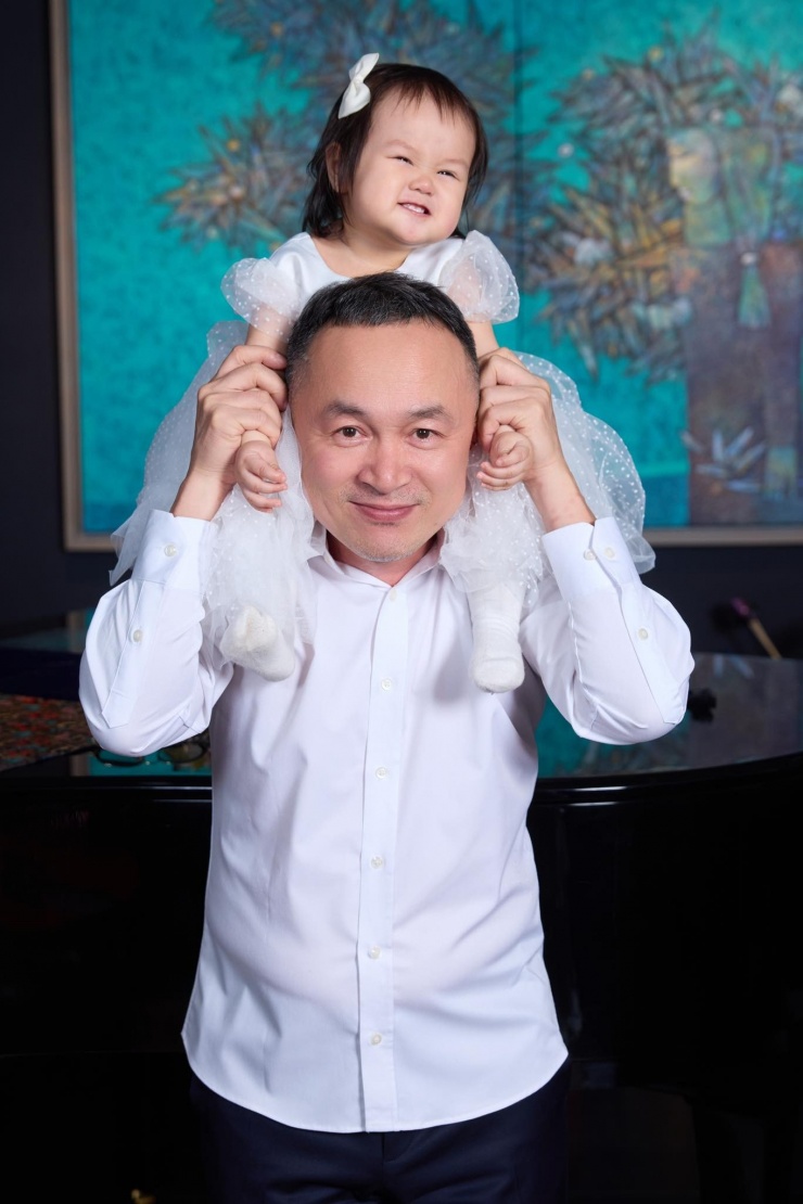 Nhạc sĩ Quốc Trung mừng sinh nhật cháu ngoại.