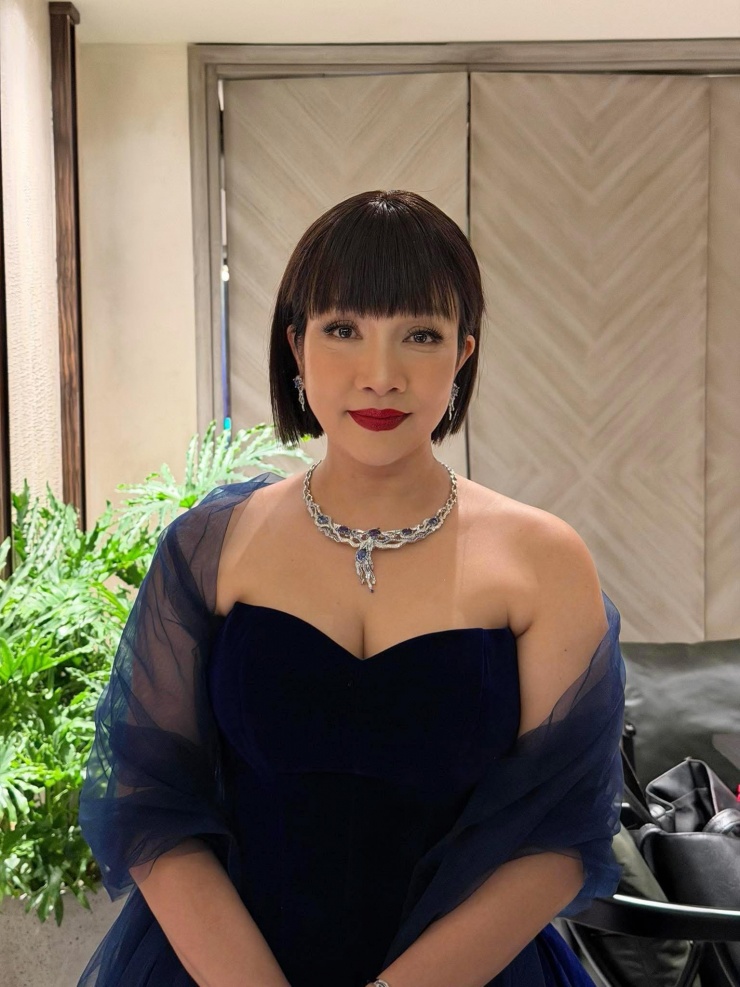 Diva Mỹ Linh lạ lẫm với tóc bob.