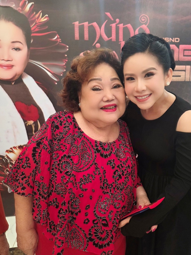 Nghệ sĩ Bình Tinh chúc thọ NSND Ngọc Giàu. 