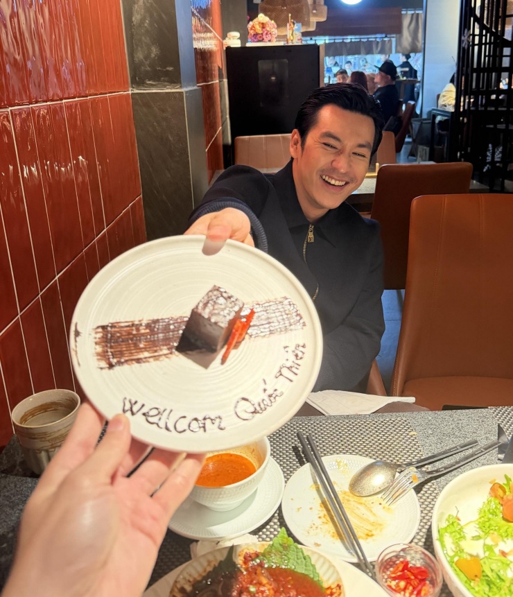 Ca sĩ Quốc Thiên đi ăn cùng Thiên Minh. 