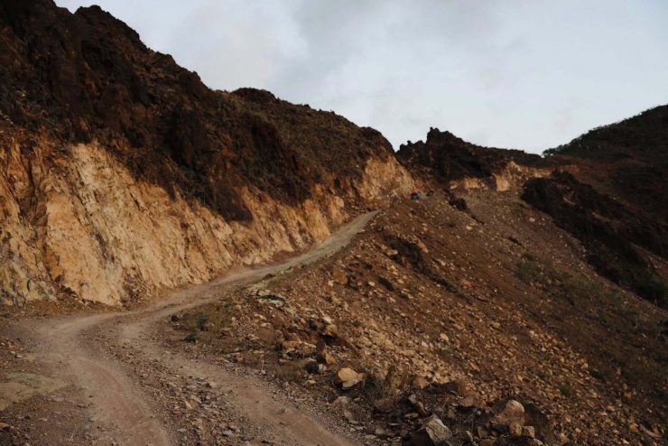 Những con đường trên đảo chủ yếu là đường đất đá gồ ghề, có khi chiếc xe tụt dốc không phanh làm nữ du khách hú hồn