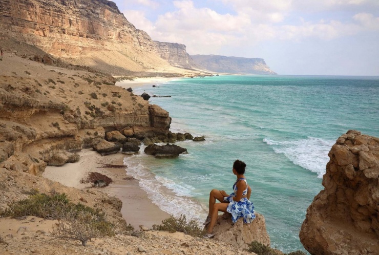 Ban ngày, chỉ dạo trên bờ cát trắng mịn không một chút sỏi đá, ngắm bình minh, hoàng hôn cũng đủ khiến nữ du khách mê mẩn