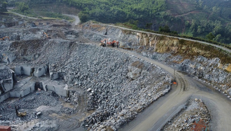 Nhiều đường nội bộ bên trong công trình, dẫn lên núi - đang có nhiều xe múc hoạt động