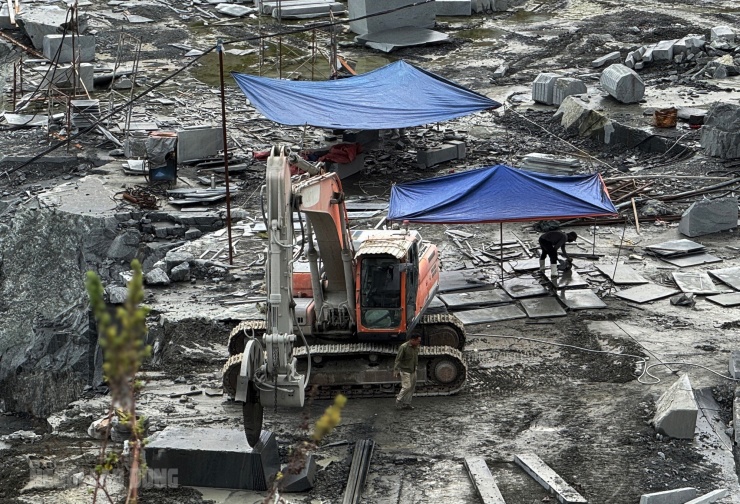 Bên dưới công trình tượng Phật, nhiều công nhân và máy móc hoạt động