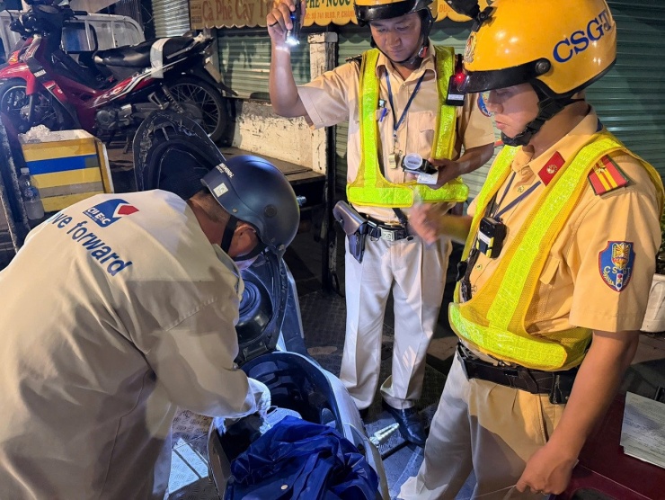 Ông L. lấy đồ dùng trong cốp xe rồi nói cho CSGT xe khi bị xử lý nồng độ cồn. Ảnh: X.A