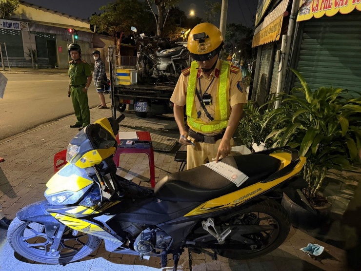 Lực lượng CSGT niêm phong, tạm giữ phương tiện. Ảnh: X.A