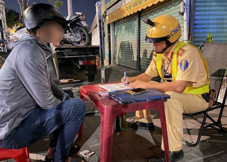 Một trường hợp vi phạm nồng độ cồn khi điều khiển xe máy tham gia giao thông. Ảnh: X.A