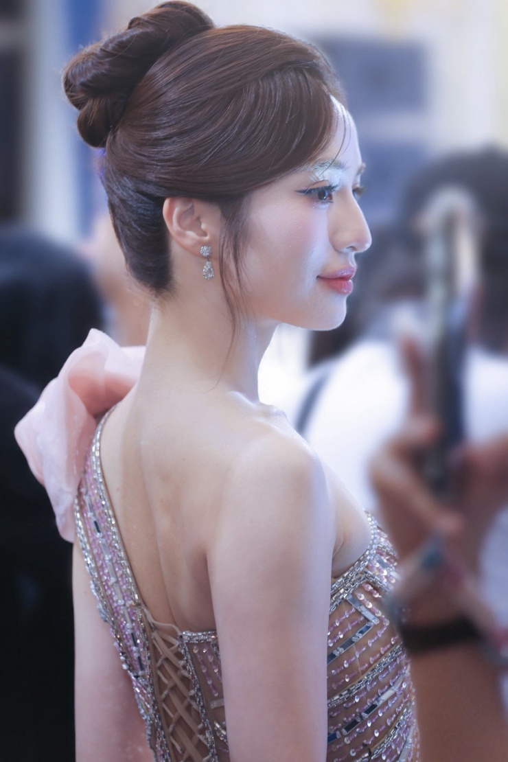 Lê Hà Trang sinh năm 2000 tại Thanh Hóa, hiện đang sinh sống và làm việc ở Hà Nội. Cựu sinh viên Trường đại học Kinh tế quốc dân (NEU) không chỉ ghi điểm tại Miss World Vietnam 2025 bởi nhan sắc xinh đẹp mà còn gây ấn tượng bởi loạt thành tích ấn tượng.