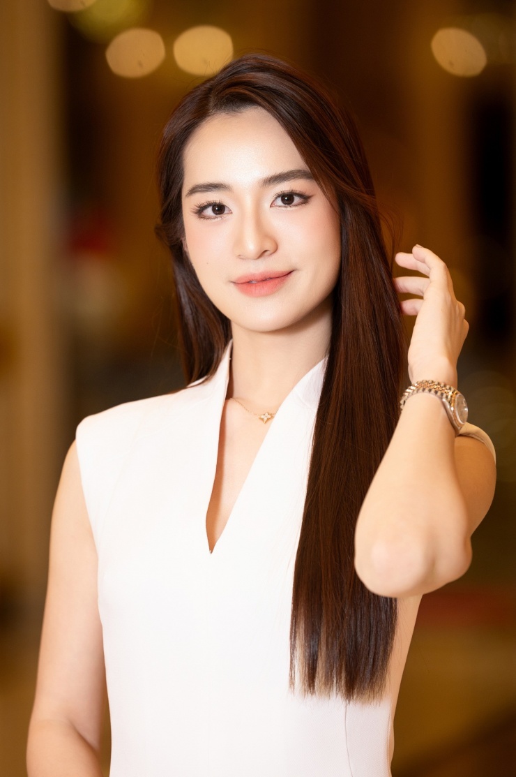 Sau khi tốt nghiệp ngành Quản trị kinh doanh tiếng Anh tại Trường đại học Kinh tế quốc dân, cô tiếp tục học lên thạc sĩ chuyên ngành Quản trị dự án, rủi ro và tài chính tại Anh. Sau đó, Lê Hà Trang về nước và hiện giữ vai trò giảng viên môn Quản trị rủi ro thuộc khoa Kinh tế của Học viện Chính sách và Phát triển.