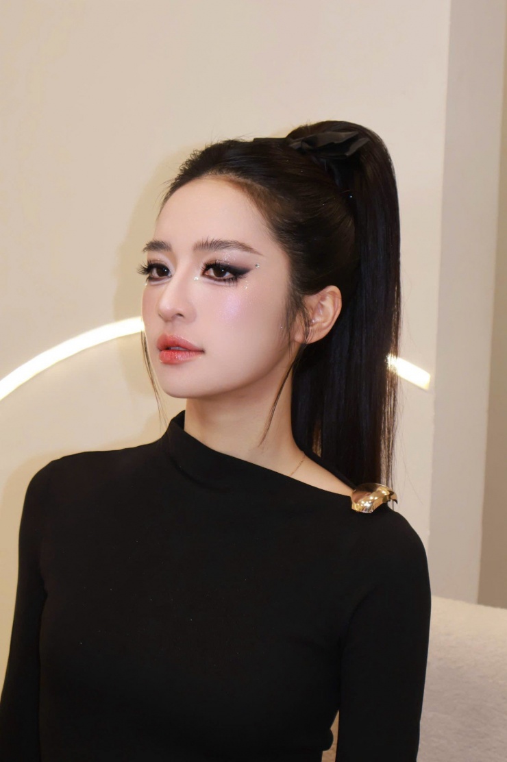 “Ở cuộc thi này, tôi chọn bước ra khỏi khuôn khổ, mang theo câu chuyện của một người phụ nữ trẻ từng đối mặt áp lực, thử thách và những phút giây nghi ngờ bản thân để kiên trì phát triển như hôm nay. Như dòng sông cũng sẽ chảy ra biển lớn, tôi mong muốn truyền động lực cho mọi người bằng cách phá vỡ giới hạn, khám phá năng lực của bản thân”, Lê Hà Trang chia sẻ.