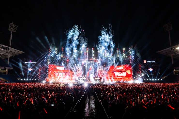 Sân khấu của đêm nhạc rộng trên 75 m với hệ thống màn hình LED 1.650 mét vuông, đường catwalk dài hơn 40 m. Đội ngũ hơn 1.000 nhân sự đã làm việc liên tục trong 14 ngày để hoàn thiện toàn bộ kỹ thuật. Một trong những điểm nhấn của chương trình là hệ thống ánh sáng 360 độ lần đầu tiên được giới thiệu tại sân vận động Mỹ Đình. Mỹ Tâm cũng trở thành nghệ sĩ Việt đầu tiên tổ chức 3 lần liveshow tại sân Mỹ Đình.