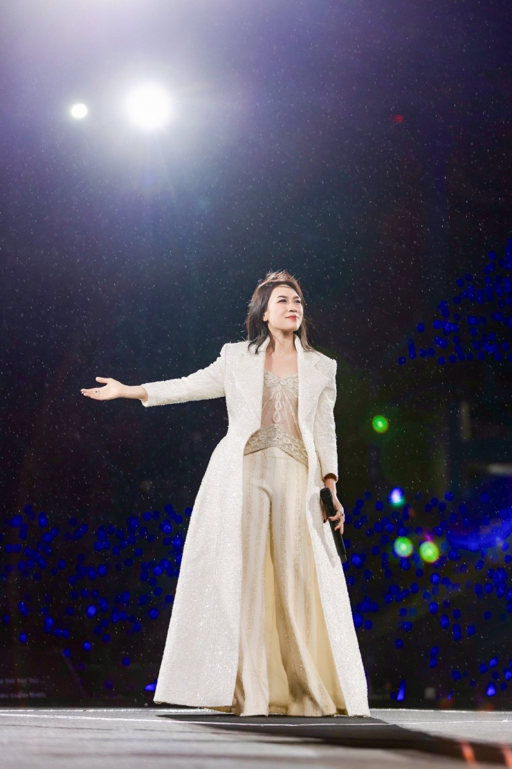 Tiếp theo là các bài hát giàu cảm xúc, trầm lắng như Muộn màng là từ lúc, Nơi mình dừng chân, Hẹn ước từ hư vô và Nếu có buông tay . Đây đều là những ca khúc đã ăn sâu vào trái tim nhiều thế hệ khán giả.