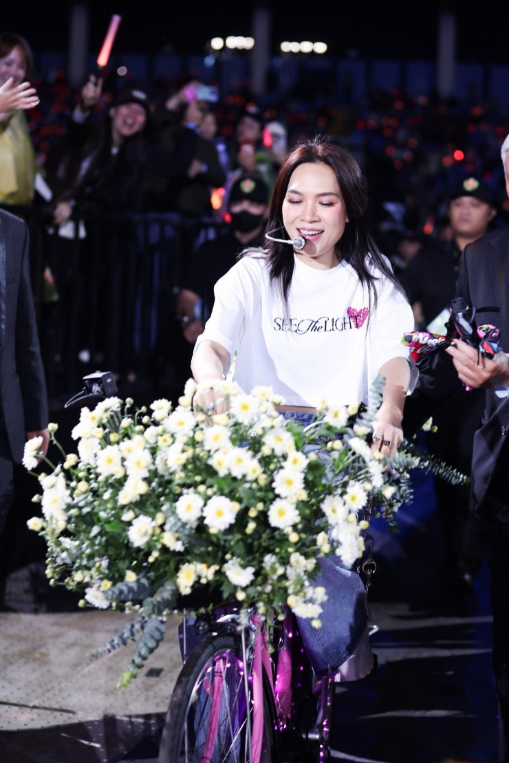 Ở phần kết, hình ảnh Mỹ Tâm lái chiếc xe đạp được trang trí đầy hoa, thong thả di chuyển đến từng khu vực khán đài đã chạm đến cảm xúc của khán giả. Khoảnh khắc ấy gợi lại ký ức về một Mỹ Tâm giản dị, mộc mạc trong những ngày đầu theo đuổi con đường nghệ thuật.