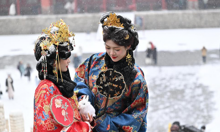 Khách đổ xô check in tuyết đầu mùa ở Bắc Kinh - 4