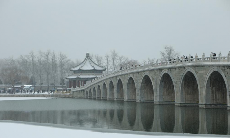 Khách đổ xô check in tuyết đầu mùa ở Bắc Kinh - 9