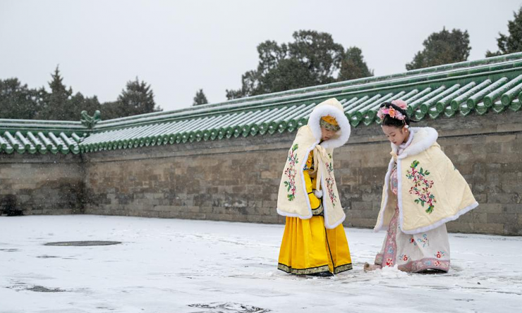 Khách đổ xô check in tuyết đầu mùa ở Bắc Kinh - 11