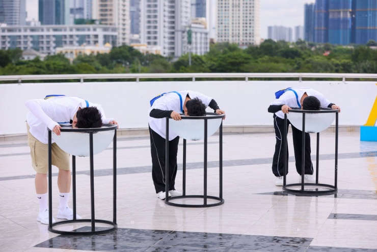 Các thành viên tham gia nhiệm vụ nhằm tìm ra kẻ trộm tất của Trấn Thành.