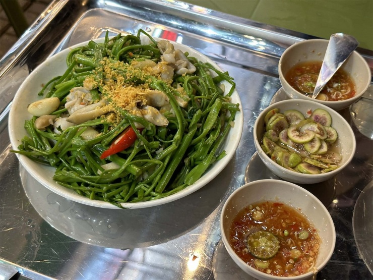 Không nên để rau xanh, hải sản qua đêm. Ảnh: Ban Mai