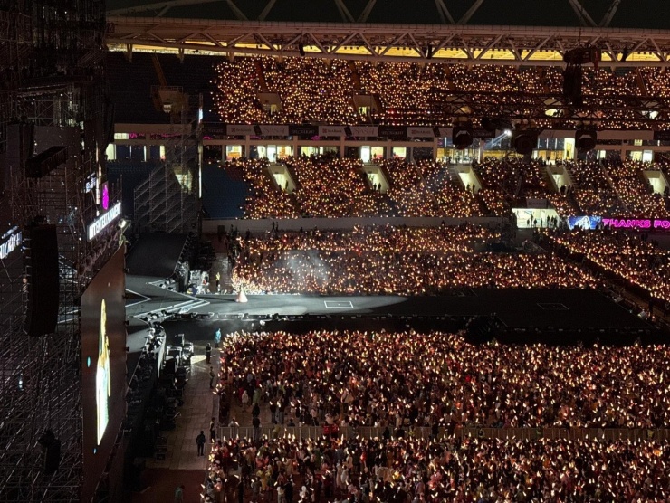 Khán giả ở hai góc khán đài trên cao không thể theo dõi những màn trình diễn của Mỹ Tâm.