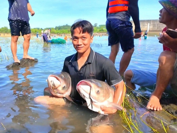 Cá "khủng" có trọng lượng cả chục kg được đánh bắt