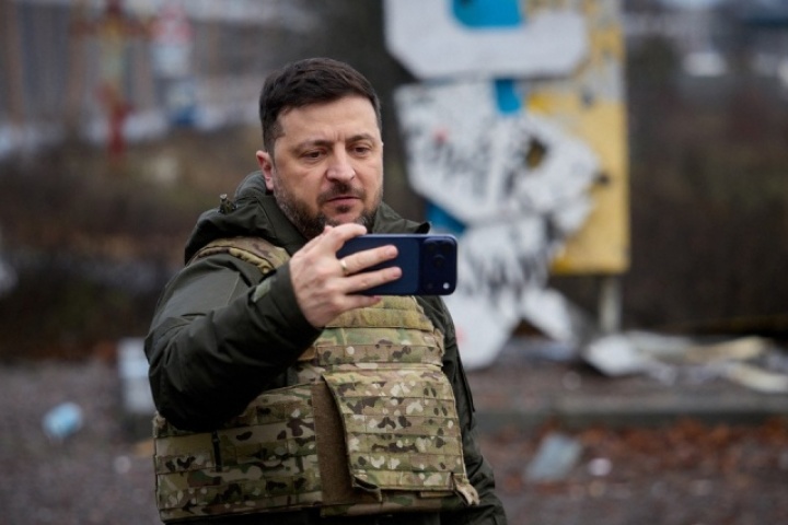 Thông điệp 'không lùi bước' của ông Zelensky khi thị sát tiền tuyến