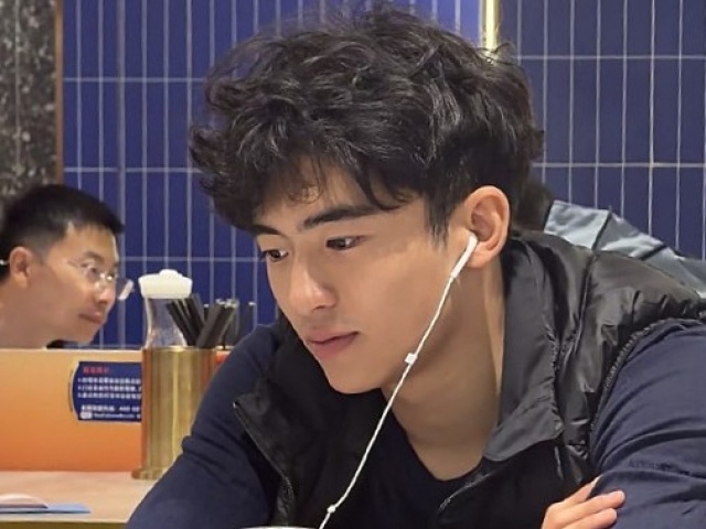 Vẻ nam tính của con trai cả Tạ Đình Phong, Trương Bá Chi