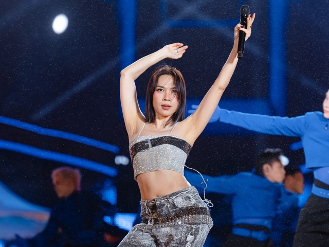 Mỹ Tâm diện đồ xuyên thấu, khoe vẻ sexy trong concert