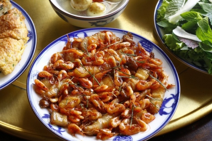 Tại sao rang tôm cần hai lần lửa?