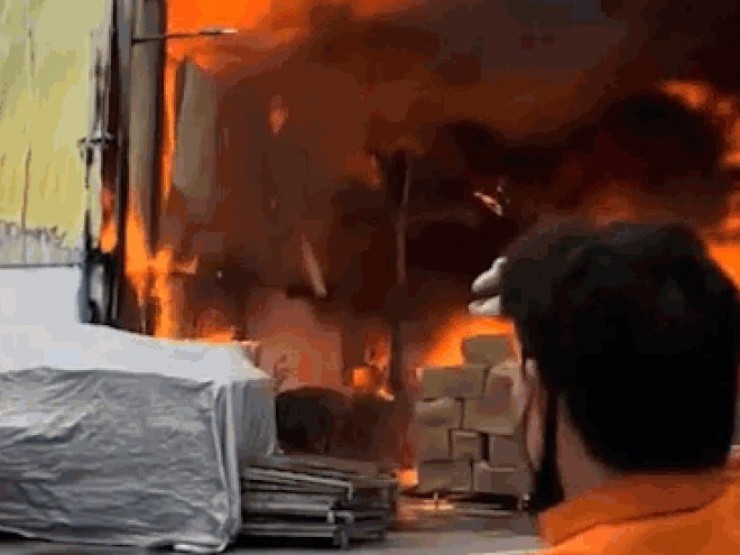 Khói lửa bao trùm xưởng giày rộng hơn 500m2