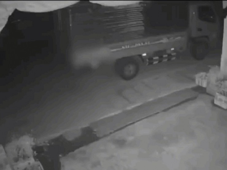 CLIP: Tông vào xe tải đang đậu, 3 người trên xe máy tử vong