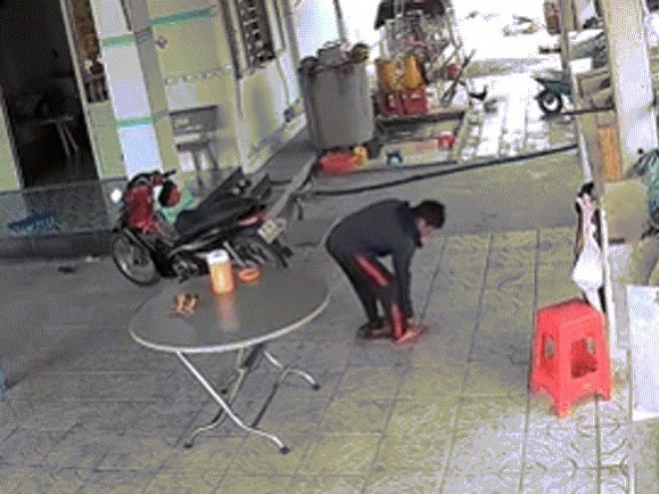 Thót tim cảnh người đàn ông Tây Ninh tay không bắt rắn 1,5m giữa sân nhà