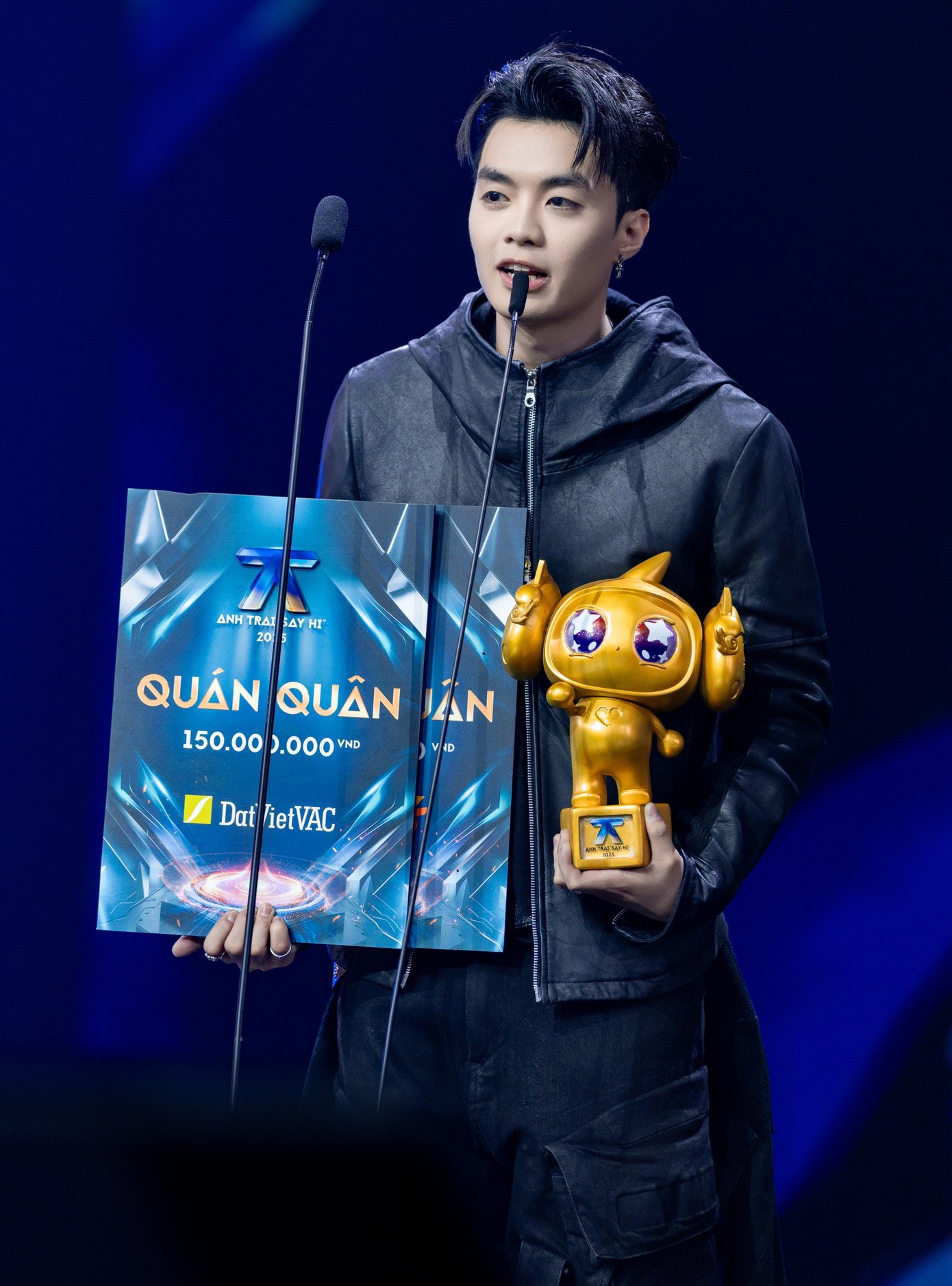 Negav (trái) và buitruonglinh trong khoảnh khắc phát biểu và nhận giải thưởng.