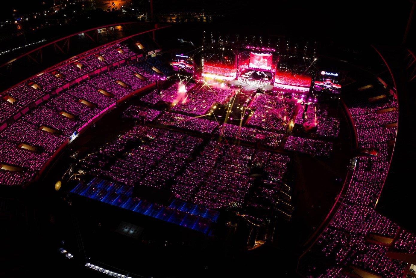 Tối 13/12, Live Concert Mỹ Tâm 2025 - See The Light đã diễn ra tại Sân vận động Quốc gia Mỹ Đình (Hà Nội). Live show là dấu mốc quan trọng trong hành trình nghệ thuật hơn 25 năm của Mỹ Tâm. Đêm nhạc được đầu tư và dàn dựng trên quy mô lớn, hiện đại, mang đến nhiều trải nghiệm nghệ thuật đa chiều cho hơn 40.000 khán giả.