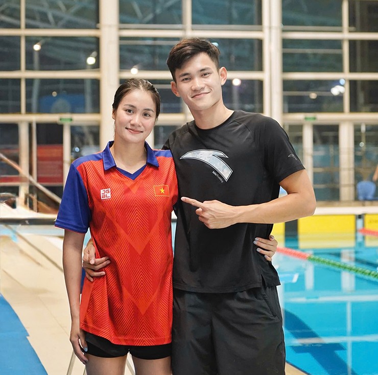 Thanh Bảo làm ký hiệu cổ vũ cô bạn gái Mỹ Tiên vượt qua thời điểm khó khăn