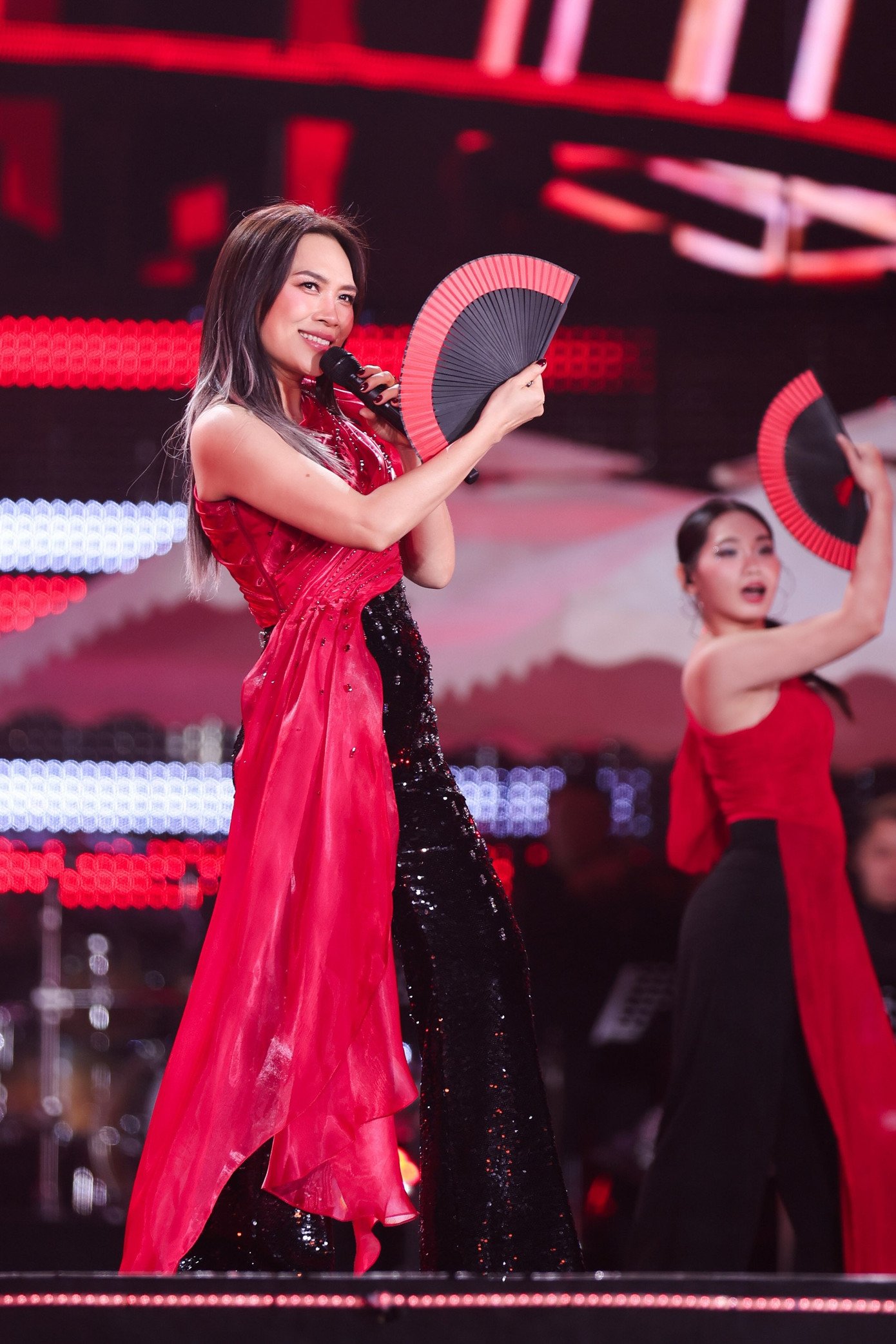 Bên cạnh đó, sự xuất hiện của loạt khách mời như Đức Phúc, Erik và Trúc Nhân góp phần làm bức tranh âm nhạc của đêm diễn thêm đa sắc, sôi động.