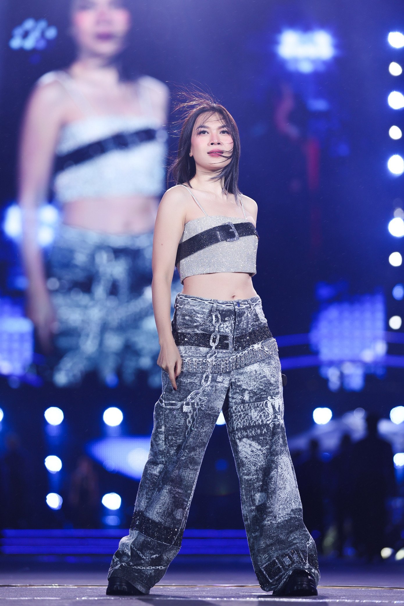 Bên cạnh đó, sự xuất hiện của loạt khách mời như Đức Phúc, Erik và Trúc Nhân góp phần làm bức tranh âm nhạc của đêm diễn thêm đa sắc, sôi động.