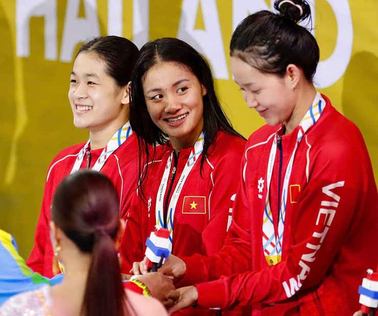 Mỹ Tiên cùng đồng đội giành tấm HCĐ quý giá ở cự ly 4x200m tiếp sức nữ