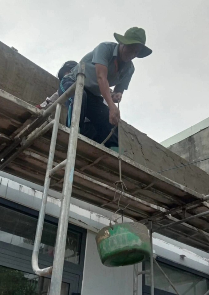 Anh Trung Em tranh thủ thời gian rảnh đi làm thợ hồ để tăng thu nhập trong thời gian là sinh viên của Đại học Thủ Dầu Một từ năm 2020 đến 2024. Ảnh: Nhân vật cung cấp