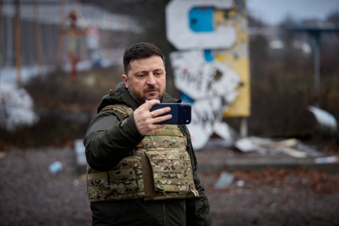 Tổng thống Zelensky quay video tại cửa ngõ thành phố Kupyansk hôm 12/12. Ảnh: AFP