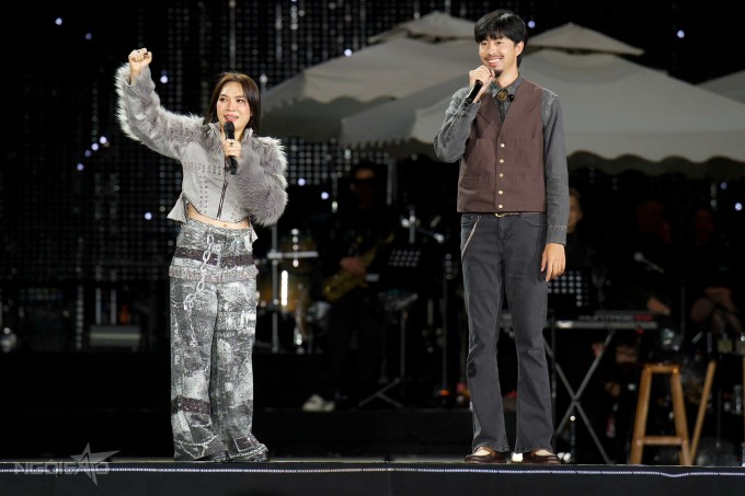 Đen Vâu bên Mỹ Tâm trong liveshow. Ảnh: Tùng Đinh