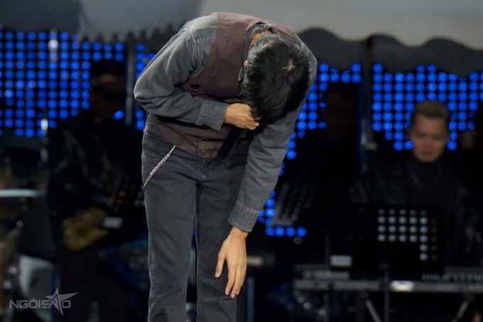 Đen cúi đầu trước khán giả. Ảnh: Tùng Đinh
